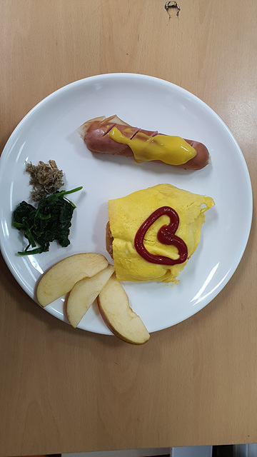 계란지단에 김치볶음밥을 넣고, 소세지는 건강을 위해 물에 삶고, 뽀빠이 시금치와 견과를 넣은 멸치볶음.... 그러나 양조절에 실패하여 결국 컵라면도 함께 꿀꺽!! 그래도 동생들을 위해 열심히 만들어준 유림,가비, 예영 땡큐